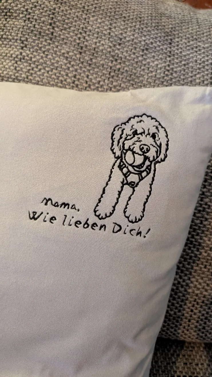 Kissenbezug mit persönlicher Handschrift und gesticktem Hund
